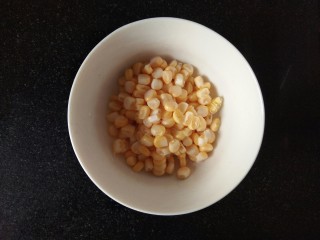 京酱肉丝小卷,玉米洗净，削成玉米粒。