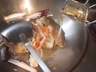 美味丝瓜蟹汤,待梭子蟹翻炒到有少许变红 即可导入料酒少许 继续翻炒几下