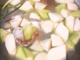 美味丝瓜蟹汤,然后铺上丝瓜 放入葱段 
盖上锅盖 中火煮5分钟