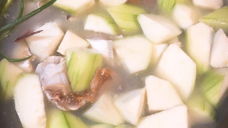 美味丝瓜蟹汤,然后铺上丝瓜 放入葱段 
盖上锅盖 中火煮5分钟