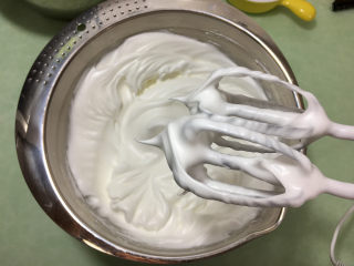 8寸可可味戚风蛋糕,直至蛋白打发至蛋白细腻，有光泽，打蛋器提起后蛋白霜嚅直立小尖，这样蛋白就打好了。