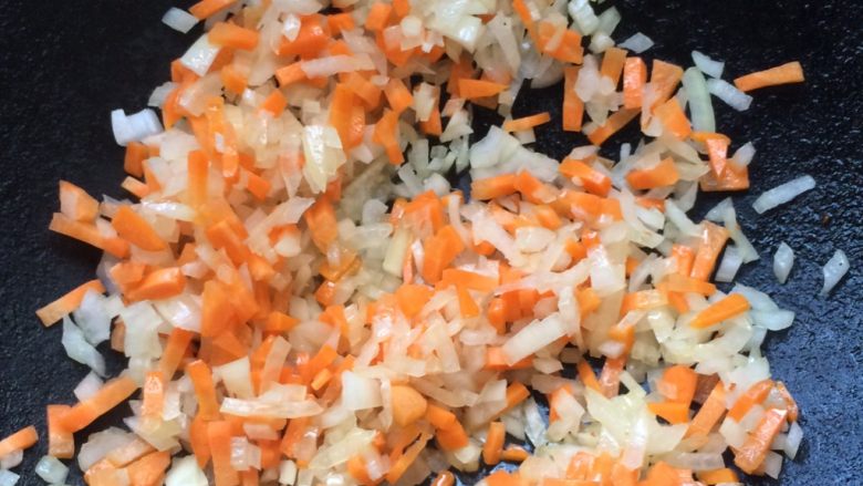 培根黄油炒饭,把胡萝卜和洋葱翻炒出香味。