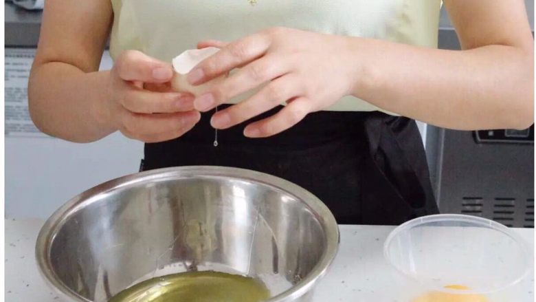 人人都可以做的戚风纸杯蛋糕,将鸡蛋的蛋清和蛋黄分开在不同的器皿中