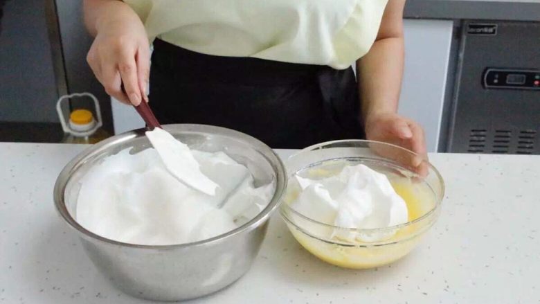 人人都可以做的戚风纸杯蛋糕,将三分之一打好的蛋白加入蛋黄面糊中，充分搅匀。