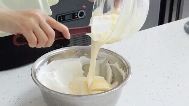 人人都可以做的戚风纸杯蛋糕,再次将搅匀的蛋黄面糊倒入剩余的蛋白中，搅匀即可。