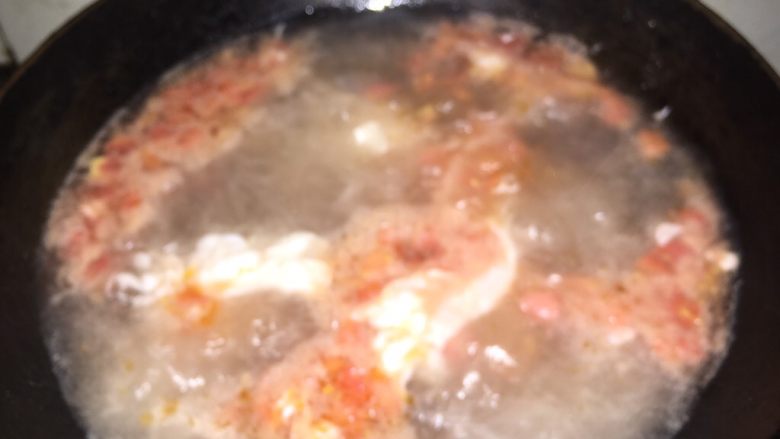溏心蛋Q弹手擀面,放入热水适当加点冷水，水的热度刚刚要开时打入鸡蛋、从锅的边缘滑入