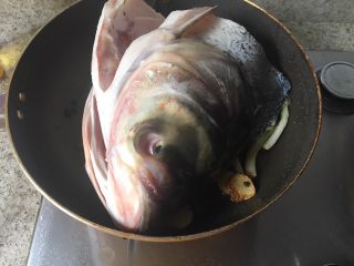 红烧鱼头粉皮,把鱼头扔进去中小火煎。