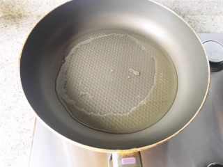红烧鱼头粉皮,开火预热平底锅以后倒油。。