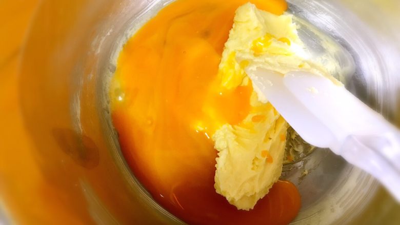戚风杯蛋糕,加入蛋黄继续用打蛋器搅打。