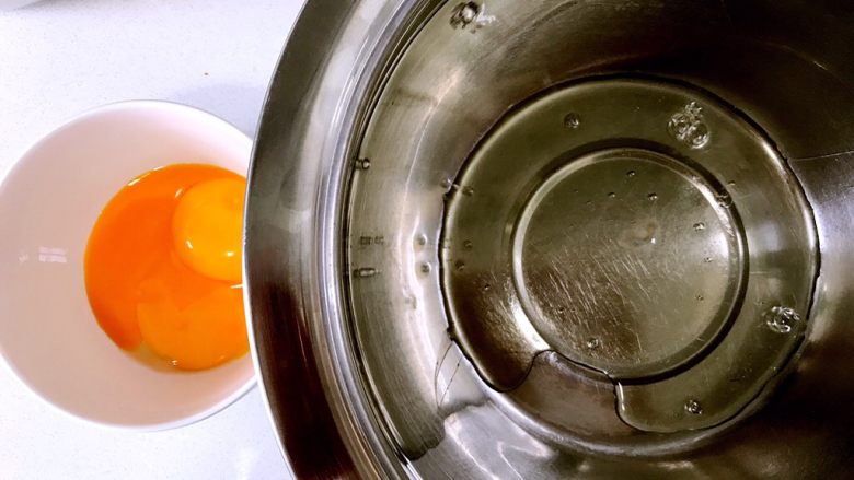 戚风杯蛋糕,蛋白和蛋黄分离，蛋白要打在无水无油的干净盆里。