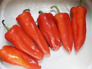 自制传统辣椒酱,选用新鲜红辣椒，喜欢辣一点可以配少许小米椒。