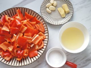 自制传统辣椒酱,生姜和蒜子去皮。