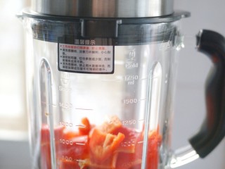 自制传统辣椒酱,将切好的红辣椒先加入破壁机搅打约半分钟。