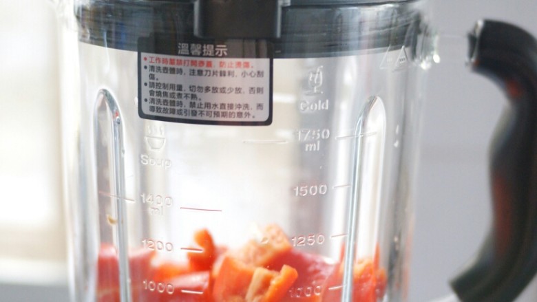 自制传统辣椒酱,将切好的红辣椒先加入破壁机搅打约半分钟。