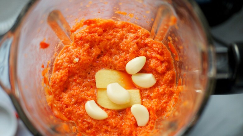 自制传统辣椒酱,再加入生姜蒜子和盐，继续搅打2分钟。