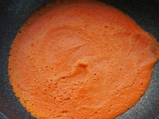 自制传统辣椒酱,倒入不粘锅中，小火炒制。