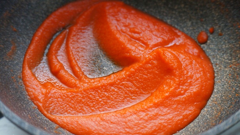 自制传统辣椒酱,炒到辣椒颜色加深，水分减少变浓稠，划几下有纹路出现并且不会消失即可。