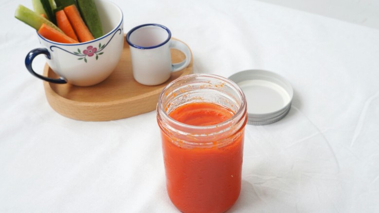 自制传统辣椒酱,装罐，用熟油淋在表层即可。
