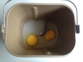 面包机版鸡蛋吐司,将水，鸡蛋，糖和盐放到面包桶里