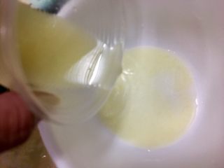 泰式檸檬魚,準備醬汁～現榨檸檬汁100ml倒入碗中