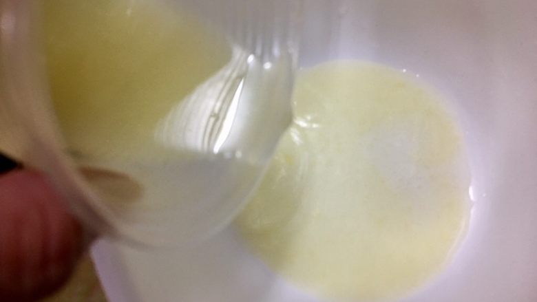 泰式檸檬魚,準備醬汁～現榨檸檬汁100ml倒入碗中