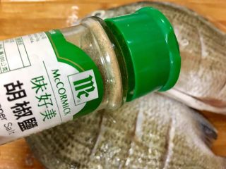 泰式檸檬魚,將胡椒粉塗抹在魚身