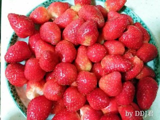 水果奶油生日蛋糕,草莓洗干净去尾巴切小备用，留几颗漂亮的大草莓，表面装饰要用