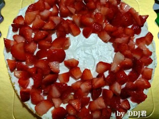 水果奶油生日蛋糕,放上草莓粒，中间留点空，方便切蛋糕