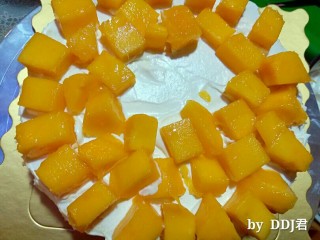 水果奶油生日蛋糕,摆上芒果，同样中间位置不要放水果