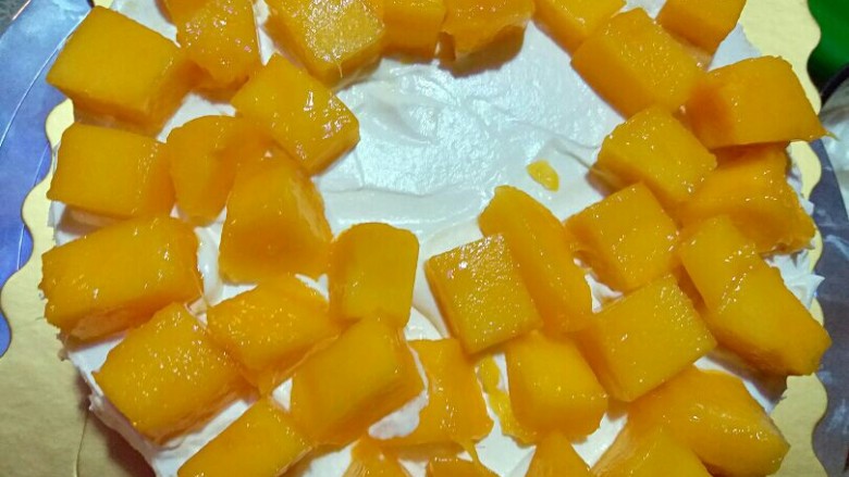 水果奶油生日蛋糕,摆上芒果，同样中间位置不要放水果