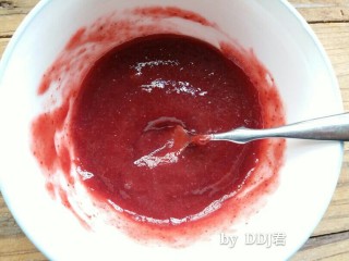 水果奶油生日蛋糕,融化的吉利丁液放入草莓酱搅拌均匀