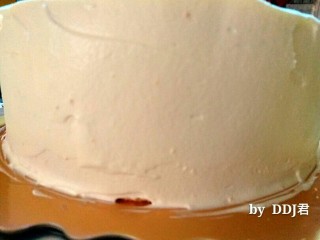水果奶油生日蛋糕,正面和侧面都抹上奶油。。我是手残党，抹不平，所以只好用装饰来遮盖