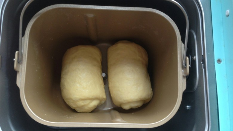 面包机版鸡蛋吐司,将面包胚放入到面包桶里。