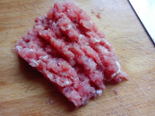 肉末茄子,把里脊肉先切片，再切丝，再切丁，之后用刀剁碎(使用料理机也可以。)