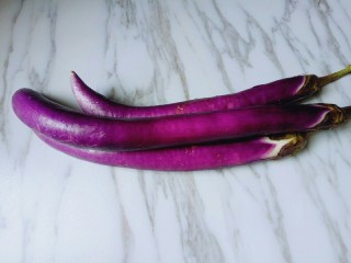 肉末茄子,首先要选这种紫色的细茄子。