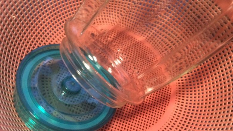 黄桃罐头,提前把玻璃罐子先洗干净再用开水烫洗后自动晾干。