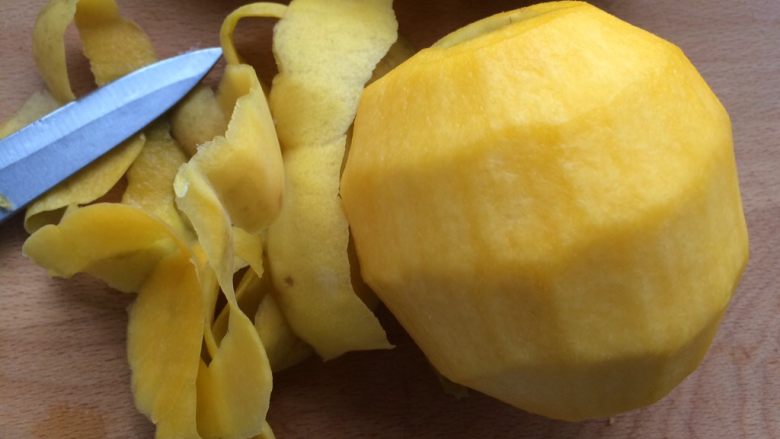 黄桃罐头,洗好之后用水果刀把黄桃去皮。
