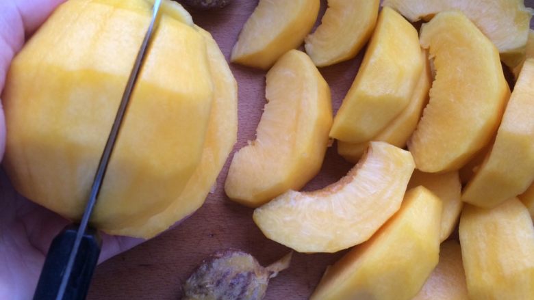 黄桃罐头,然后先用水果刀在黄桃肉的表面划出自己想要的块状。