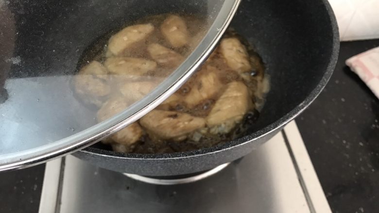 三杯鸡中翅～超简易快手美味版,加盖焖煮5分钟左右