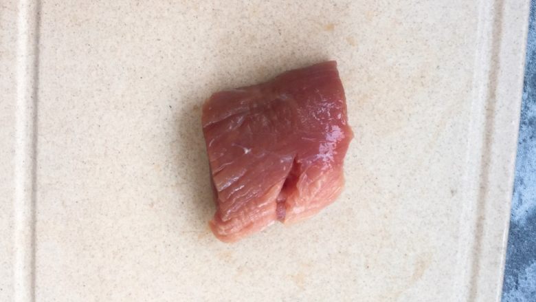 超级酥脆的炸猪排,将里脊肉去除多余的筋膜，切成一大块里脊肉段。