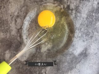 超级酥脆的炸猪排,接下来准备面糊。
鸡蛋➕50克清水，用蛋抽搅拌均匀。 