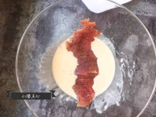 超级酥脆的炸猪排,放入腌制好的肉排，用筷子翻动肉排，使肉排表面均匀的沾满面糊。 