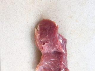 超级酥脆的炸猪排,里脊肉段从中间切开，⚠️注意不要切断了(这样做出的猪排，会大一些)。