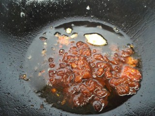梭子蟹炒年糕,用刚刚的底油把黄豆酱和蒜蓉辣酱煸炒香