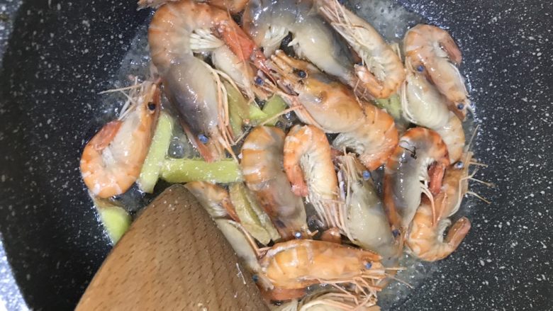 红烧沼虾,等油锅热起来，将虾放入油锅翻炒。