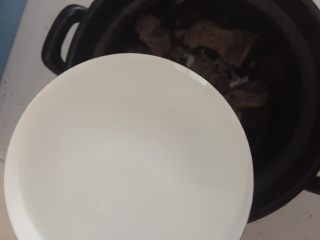 杜仲猪尾骨汤,然后将炒好的杜仲和猪尾骨放入砂锅中加入清水