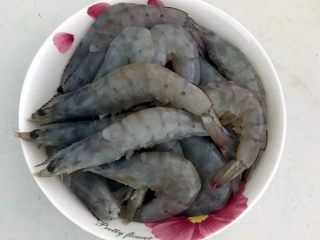 红烧大虾,把海虾须子和虾脚剪掉