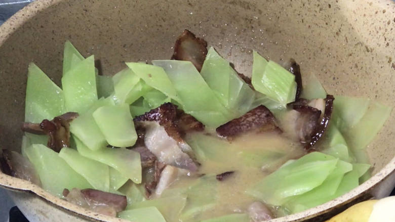 腊肉炒莴笋,放入料汁，拌匀煮沸至入味