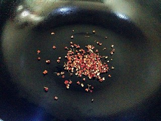 椒盐儿馒头片,花椒用小火慢慢的焙干，这样处理过的花椒才能够香气四溢
