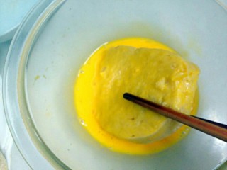 椒盐儿馒头片,均匀裹上鸡蛋液